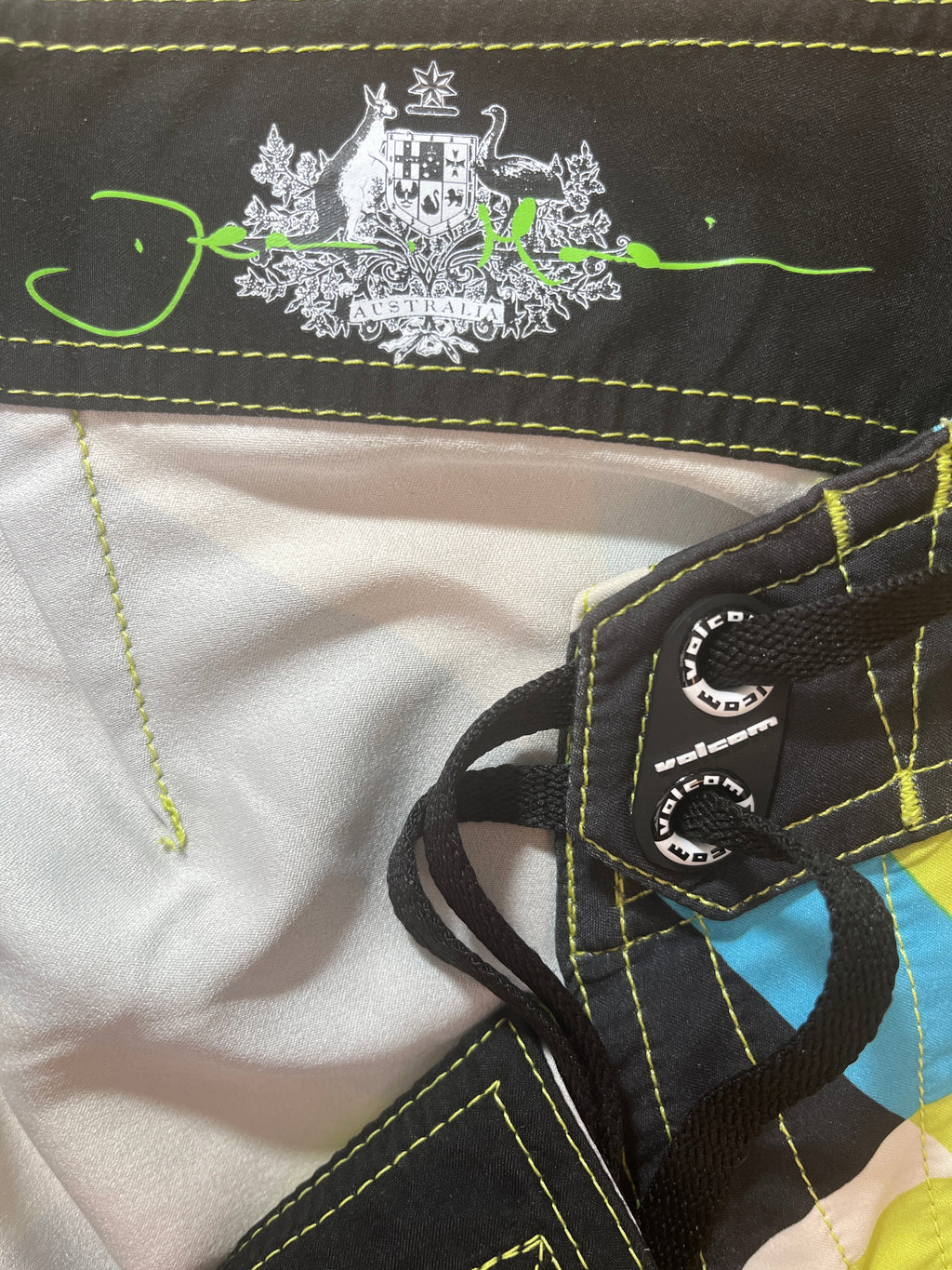 Bermuda Vintage Volcom x Dingo Morrison Signature Series (32) "C:80 L:54"