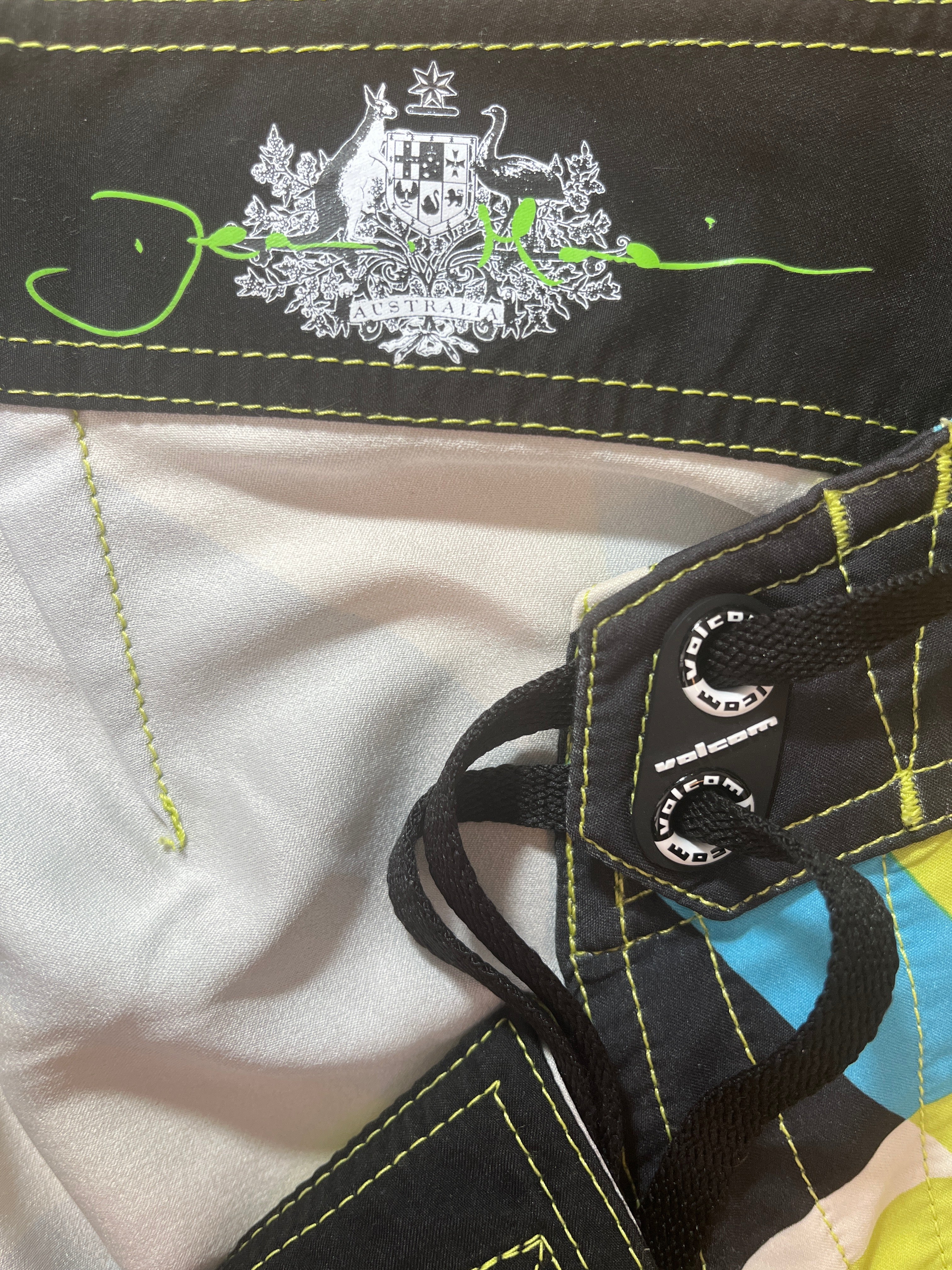 Bermuda Vintage Volcom x Dingo Morrison Signature Series (32) "C:80 L:54"